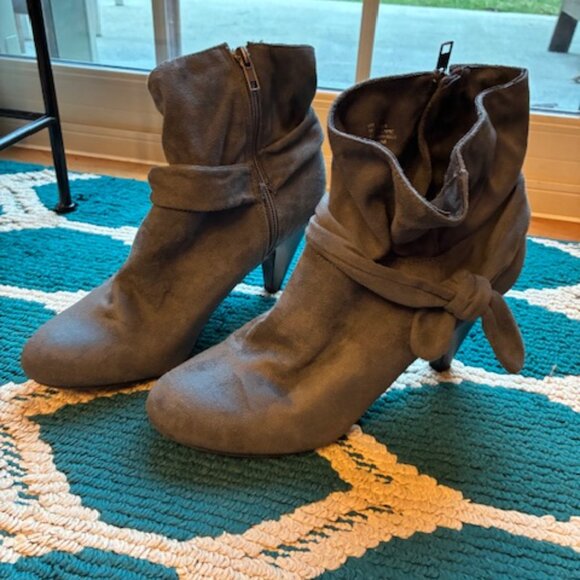 Nine West Women's Gray Faux Suede Side Zip Ankle Boots Booties Heels w Bow Sz 11 - Picture 2 of 10